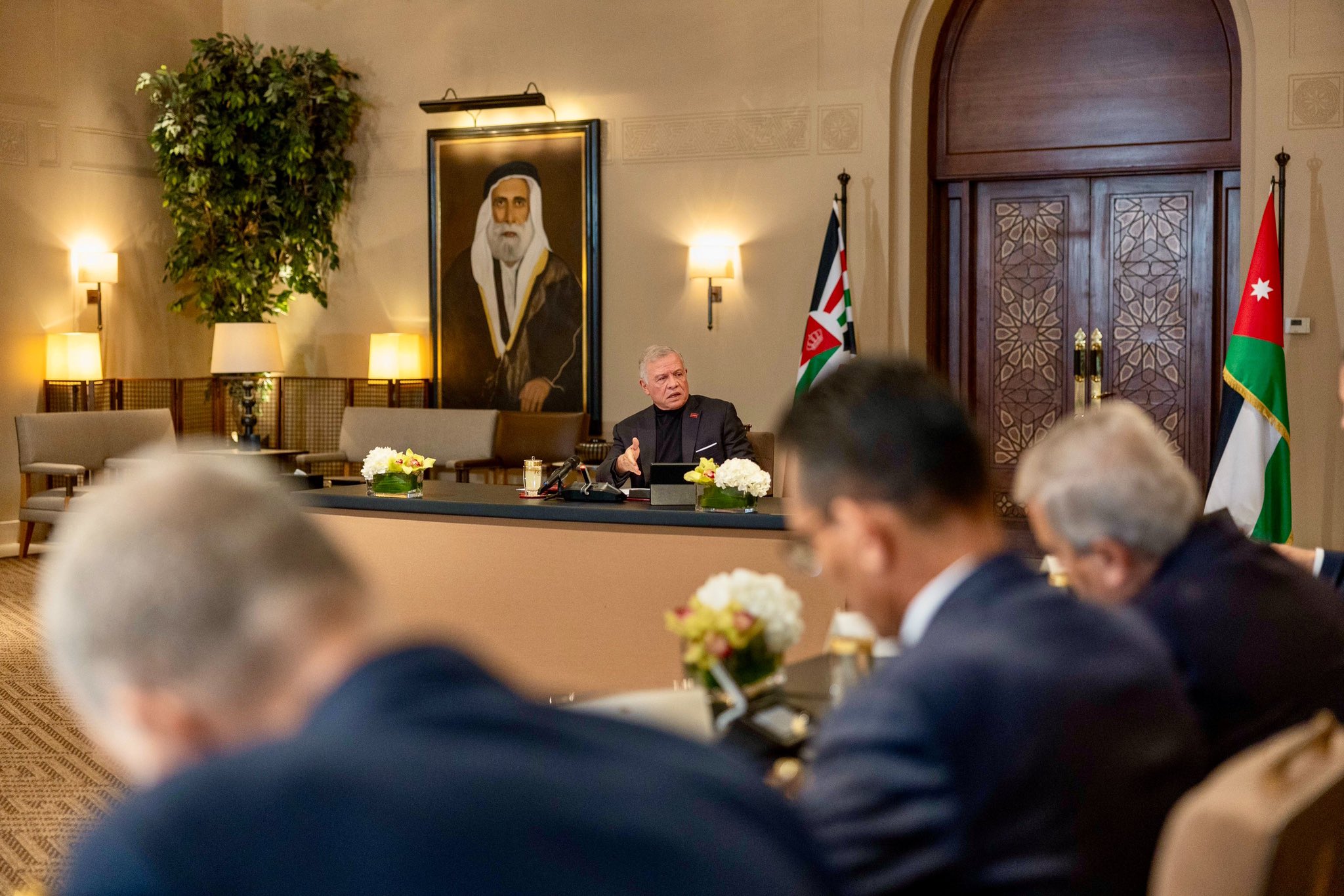 الملك يلتقي شخصيات سياسية وإعلامية لبحث أبرز القضايا المحلية والتطورات الإقليمية والدولية