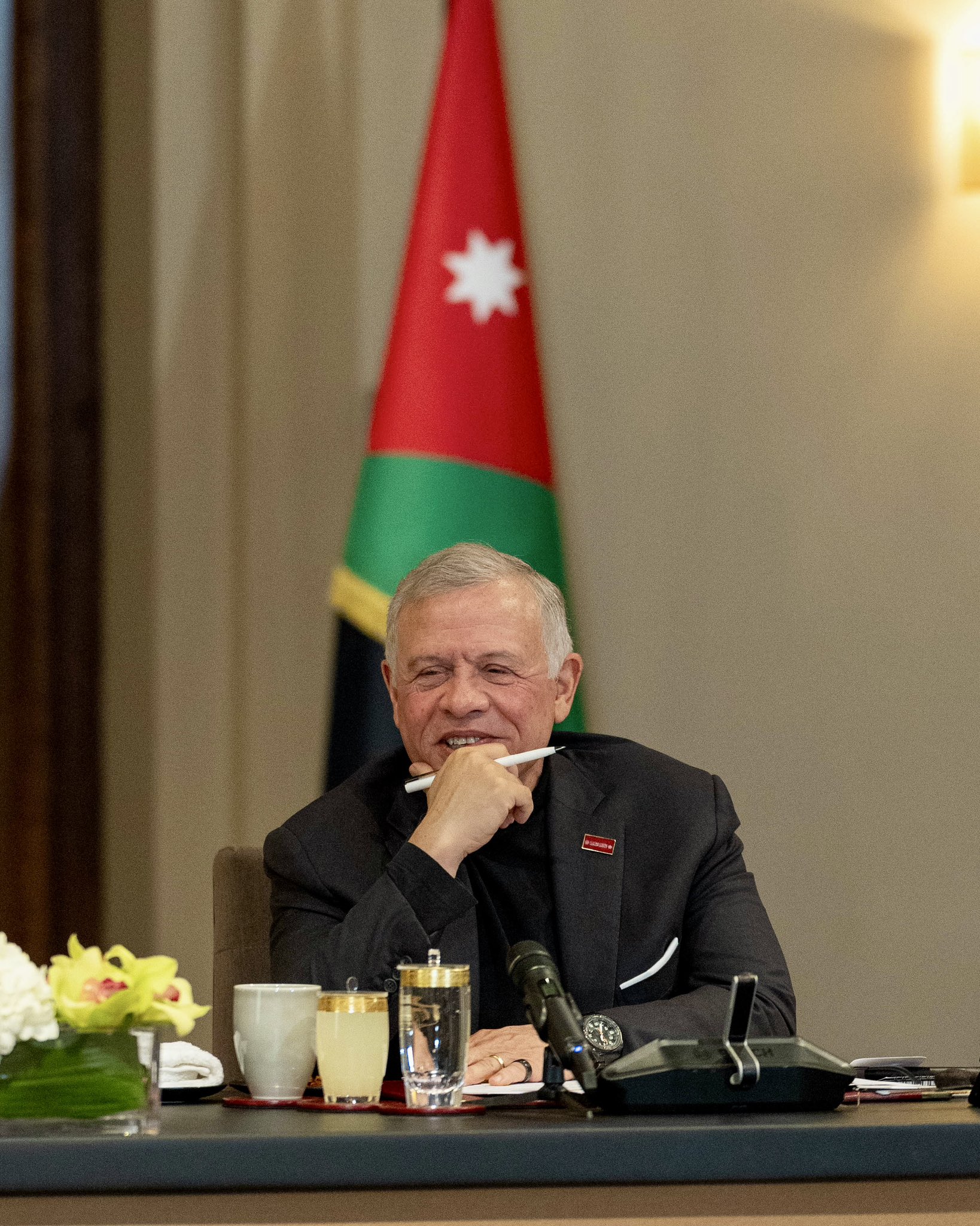 الملك يلتقي شخصيات سياسية وإعلامية لبحث أبرز القضايا المحلية والتطورات الإقليمية والدولية