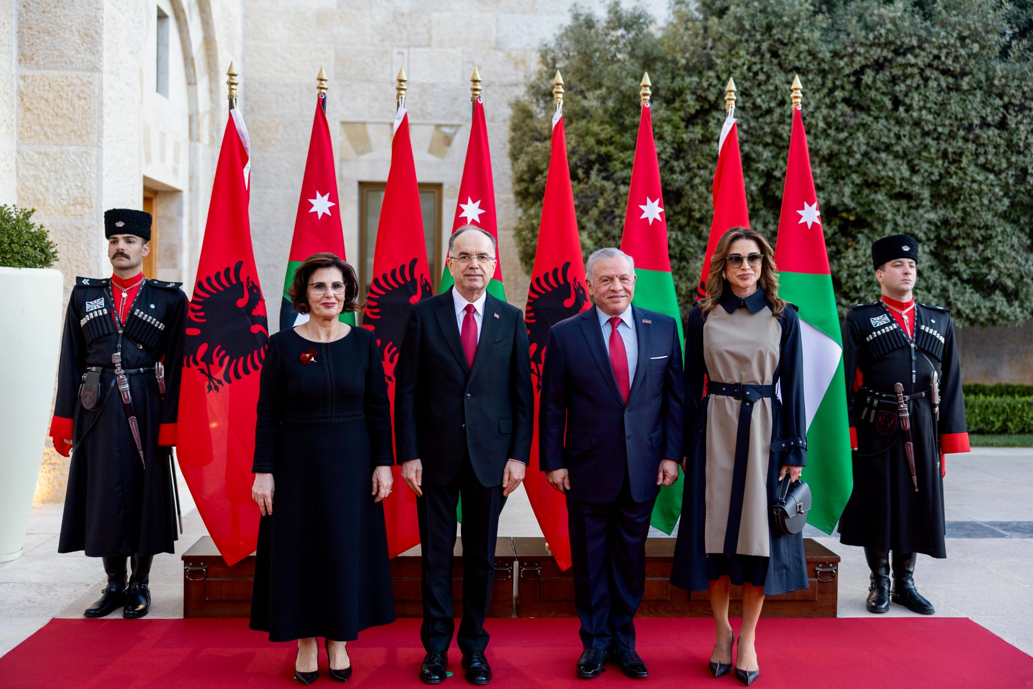 الملك يعقد مباحثات مع الرئيس الألباني في قصر الحسينية