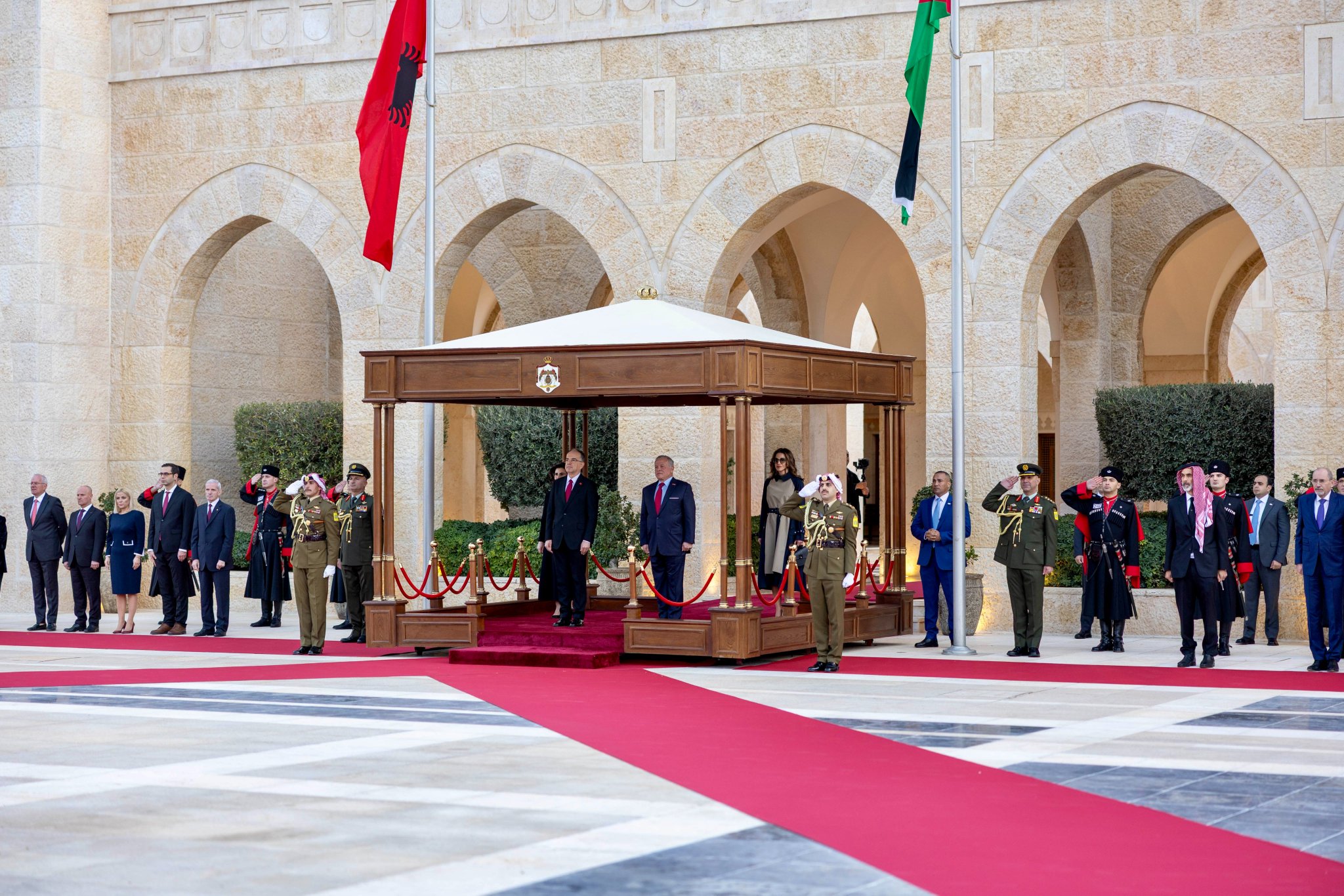 الملك يعقد مباحثات مع الرئيس الألباني في قصر الحسينية الملك يعقد مباحثات مع الرئيس الألباني في قصر الحسينية