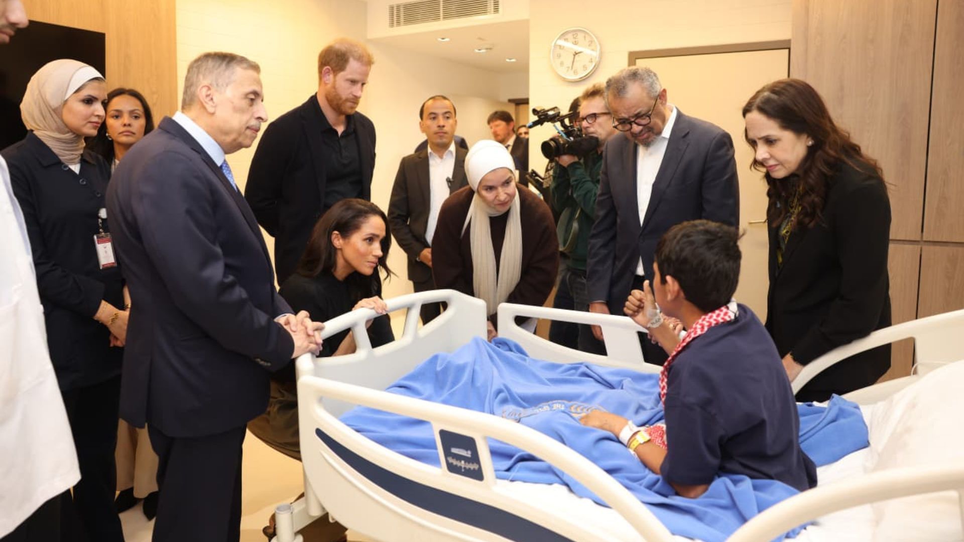 مدير عام الصحة العالمية والأميران هاري وميغان يزورون أطفال غزة بالمستشفى التخصصي
