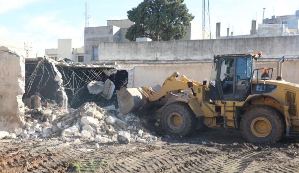 إزالة بناء مهجور وآيل للسقوط بمنطقة المنارة في اربد