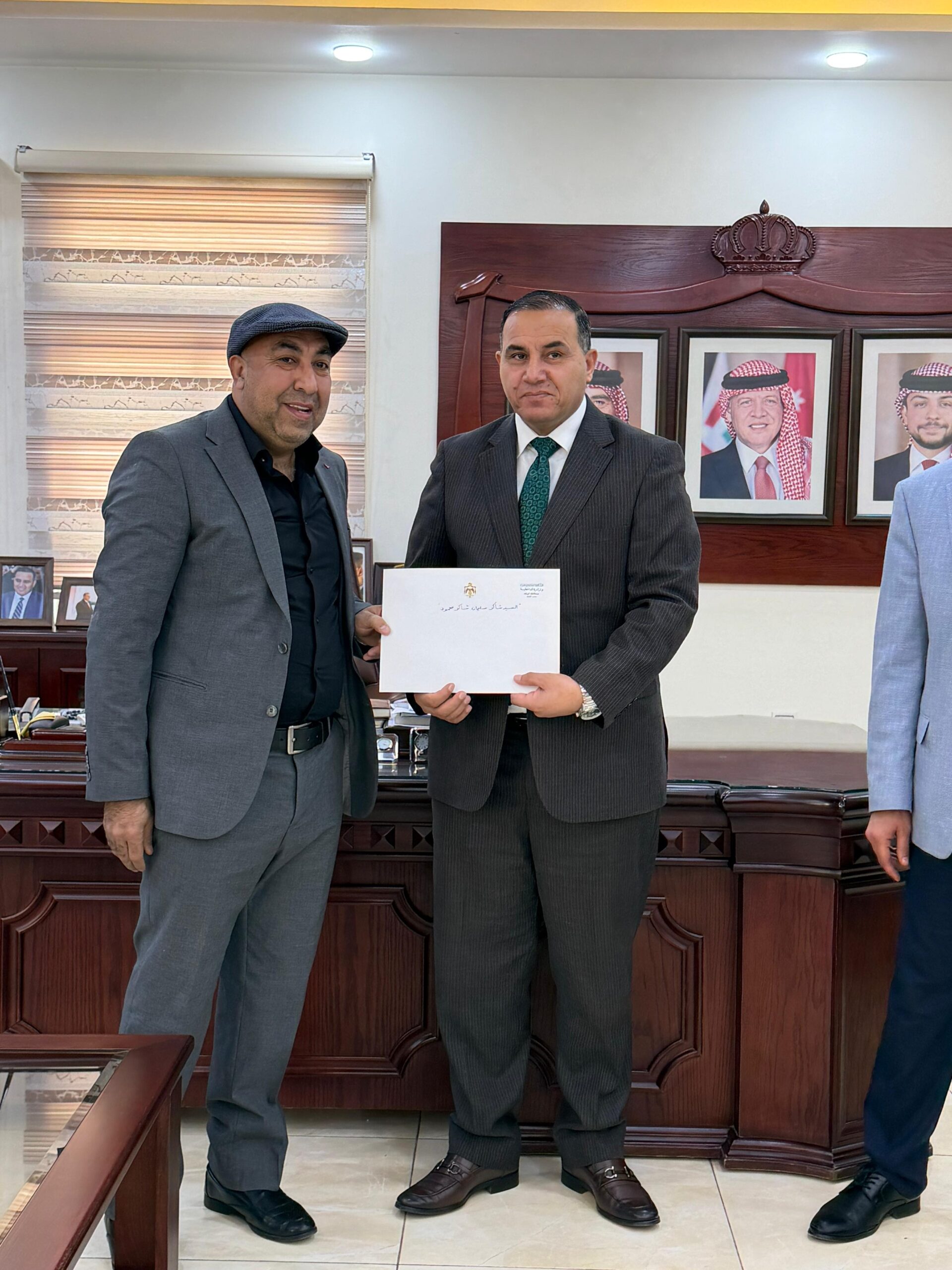 محافظ الزرقاء يكرّم عدداً من أبناء المحافظة لدورهم في دعم المسؤولية المجتمعية