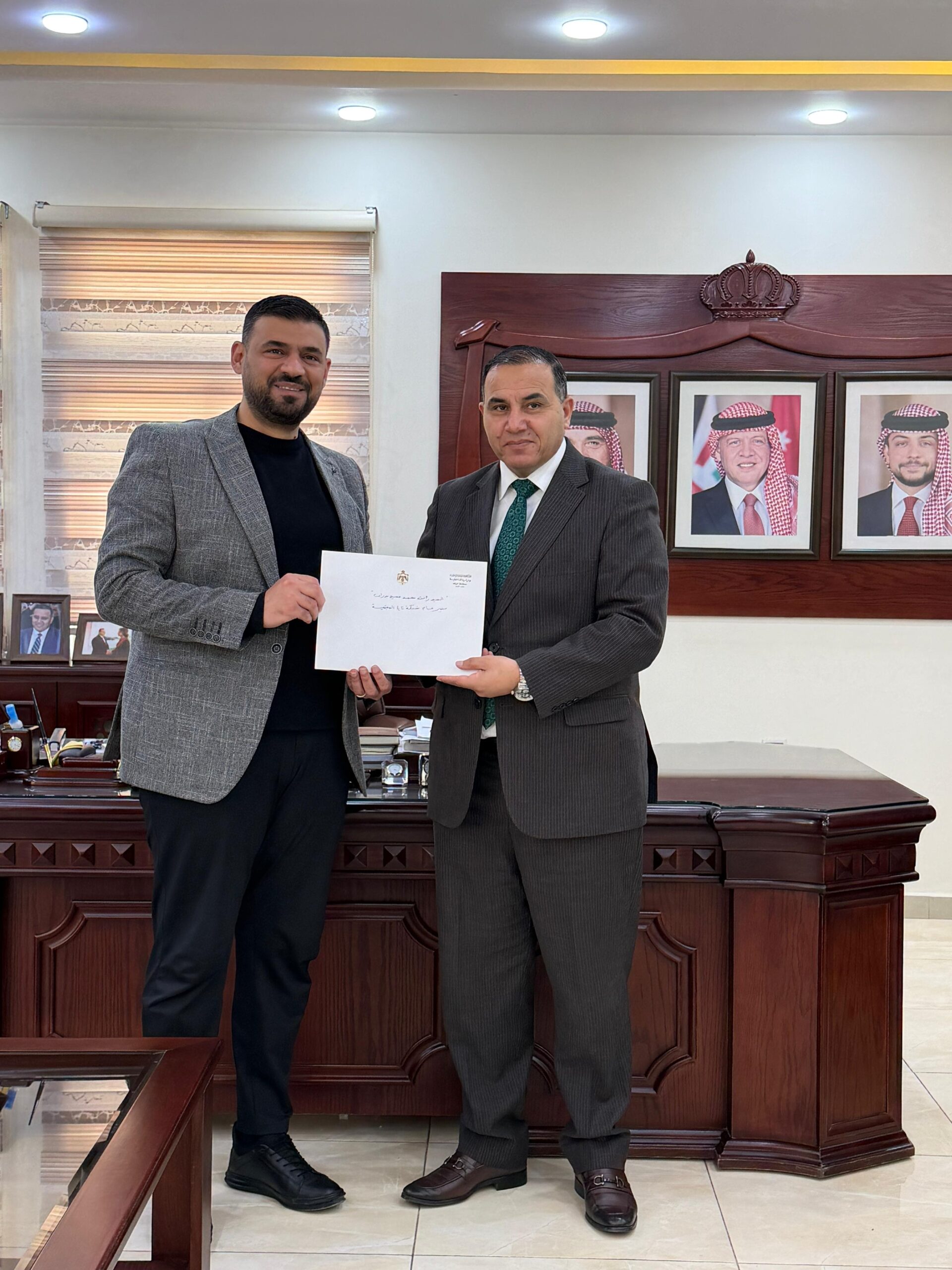 محافظ الزرقاء يكرّم عدداً من أبناء المحافظة لدورهم في دعم المسؤولية المجتمعية