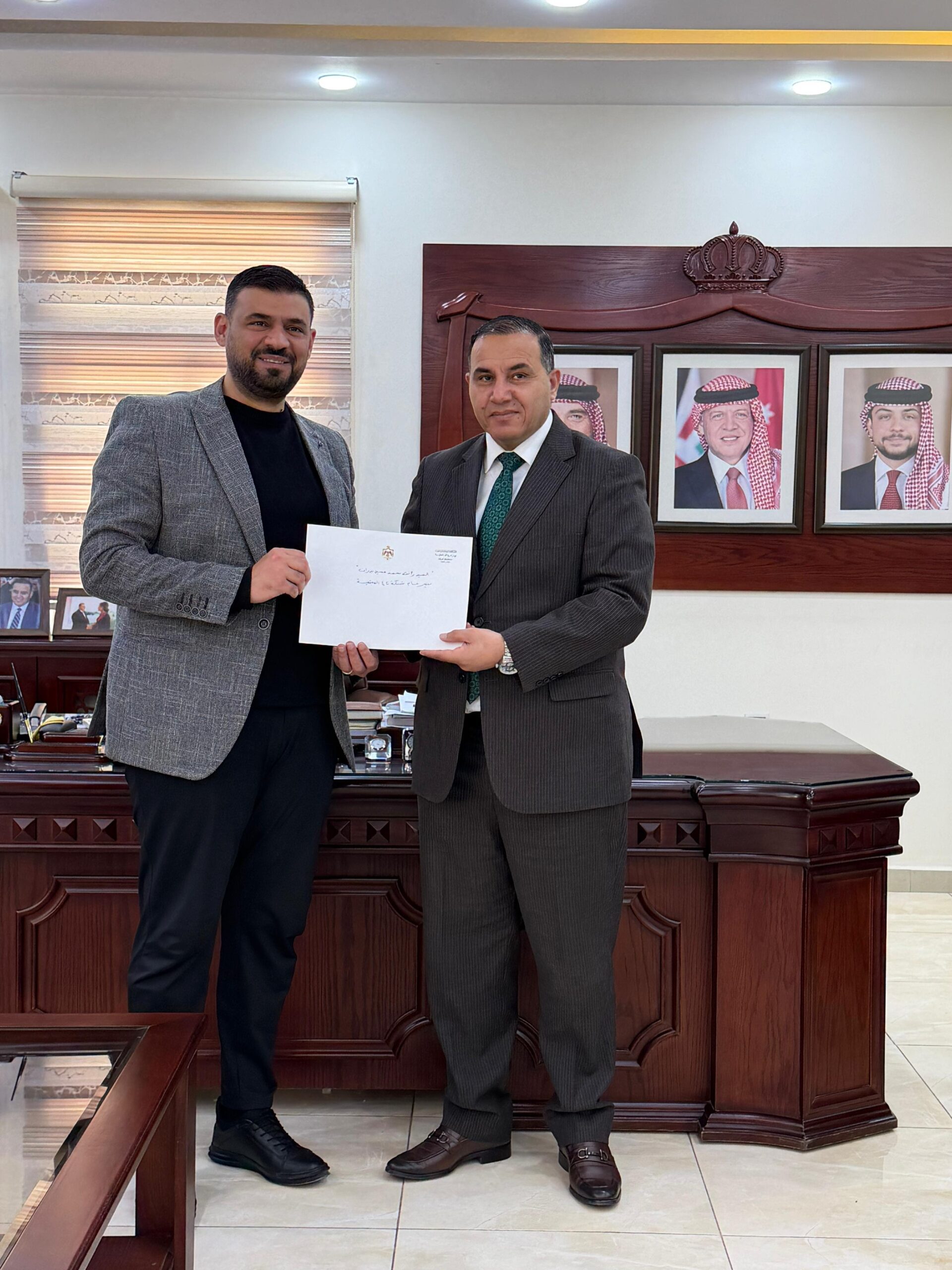 محافظ الزرقاء يكرّم عدداً من أبناء المحافظة لدورهم في دعم المسؤولية المجتمعية