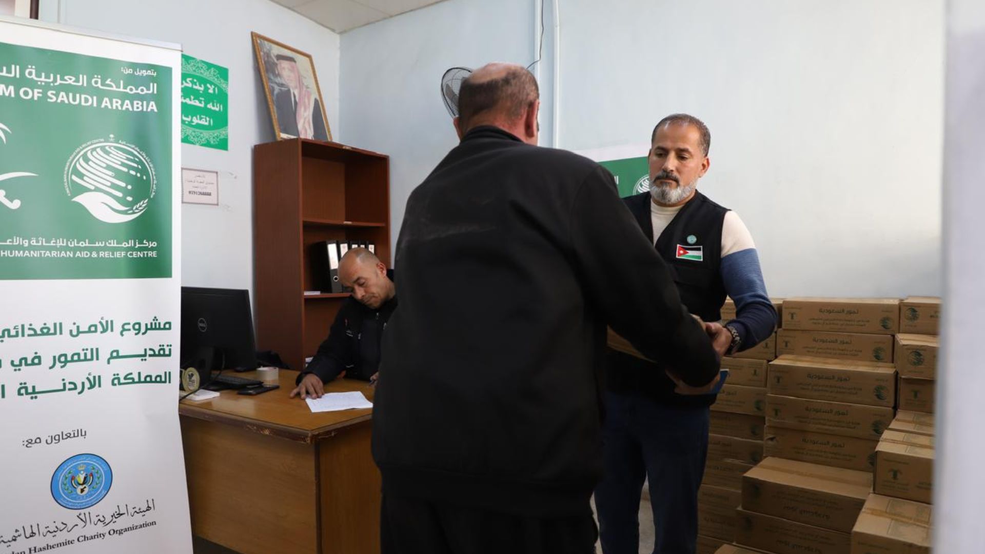“الخيرية الهاشمية” ومركز الملك سلمان للإغاثة يختتمان مشروع توزيع التمور في الأردن “الخيرية الهاشمية” ومركز الملك سلمان للإغاثة يختتمان مشروع توزيع التمور في الأردن