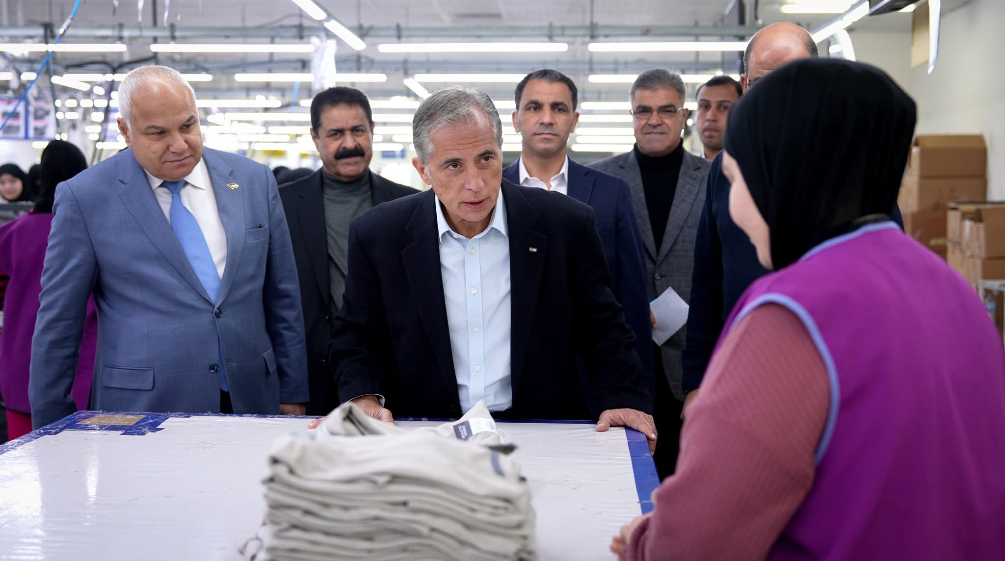 رئيس الوزراء يتفقد مواقع إنتاجية وخدمية في عجلون وإربد