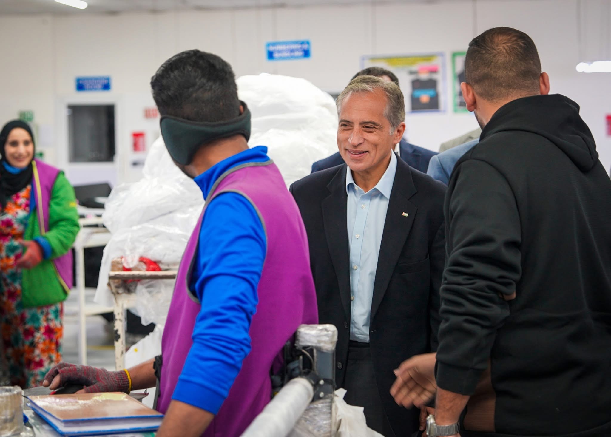 رئيس الوزراء يتفقد مواقع إنتاجية وخدمية في عجلون وإربد رئيس الوزراء يتفقد مواقع إنتاجية وخدمية في عجلون وإربد