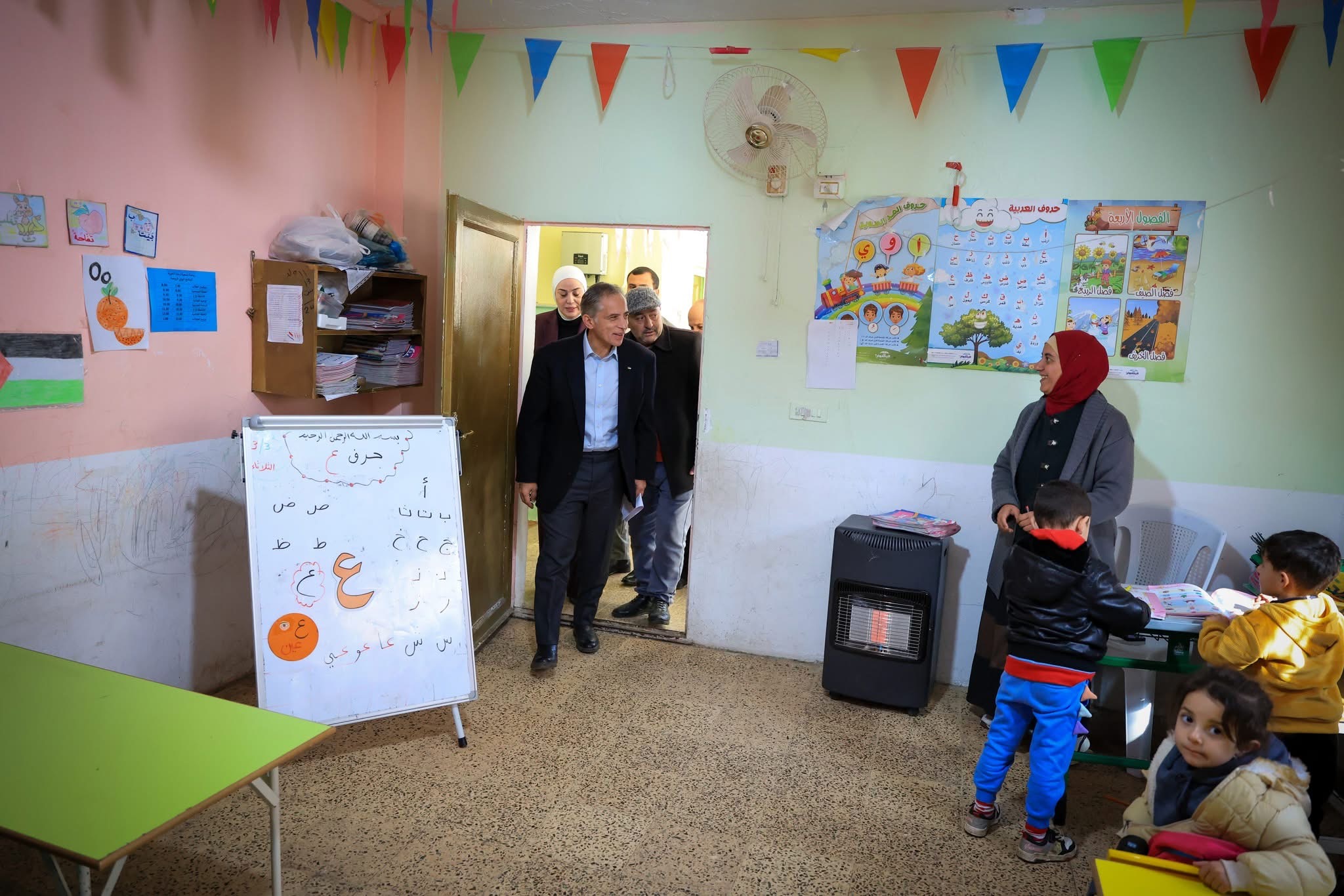 رئيس الوزراء يتفقد مواقع إنتاجية وخدمية في عجلون وإربد