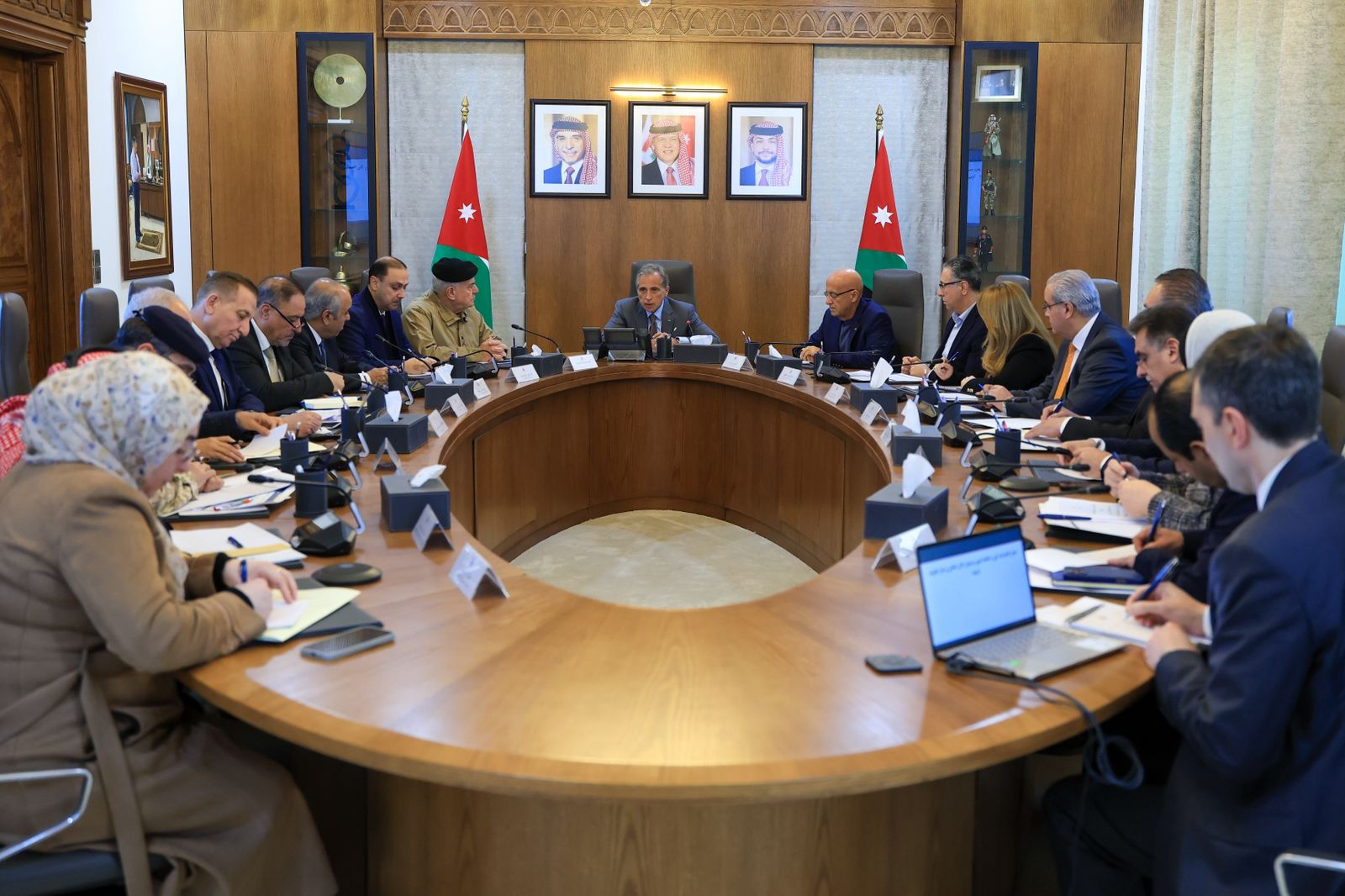 رئيس الوزراء يوجِّه بمراقبة الأسواق والأسعار واتِّخاذ الإجراءات لمنع الاحتكار وتطبيق القانون بحزم بحق أي مخالف