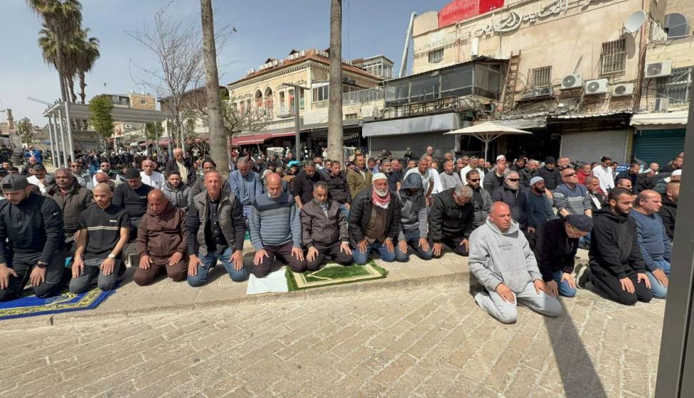 المقدسيون يؤدون صلاة الجمعة الأخيرة من رمضان على مقربة من “الأقصى”​ 