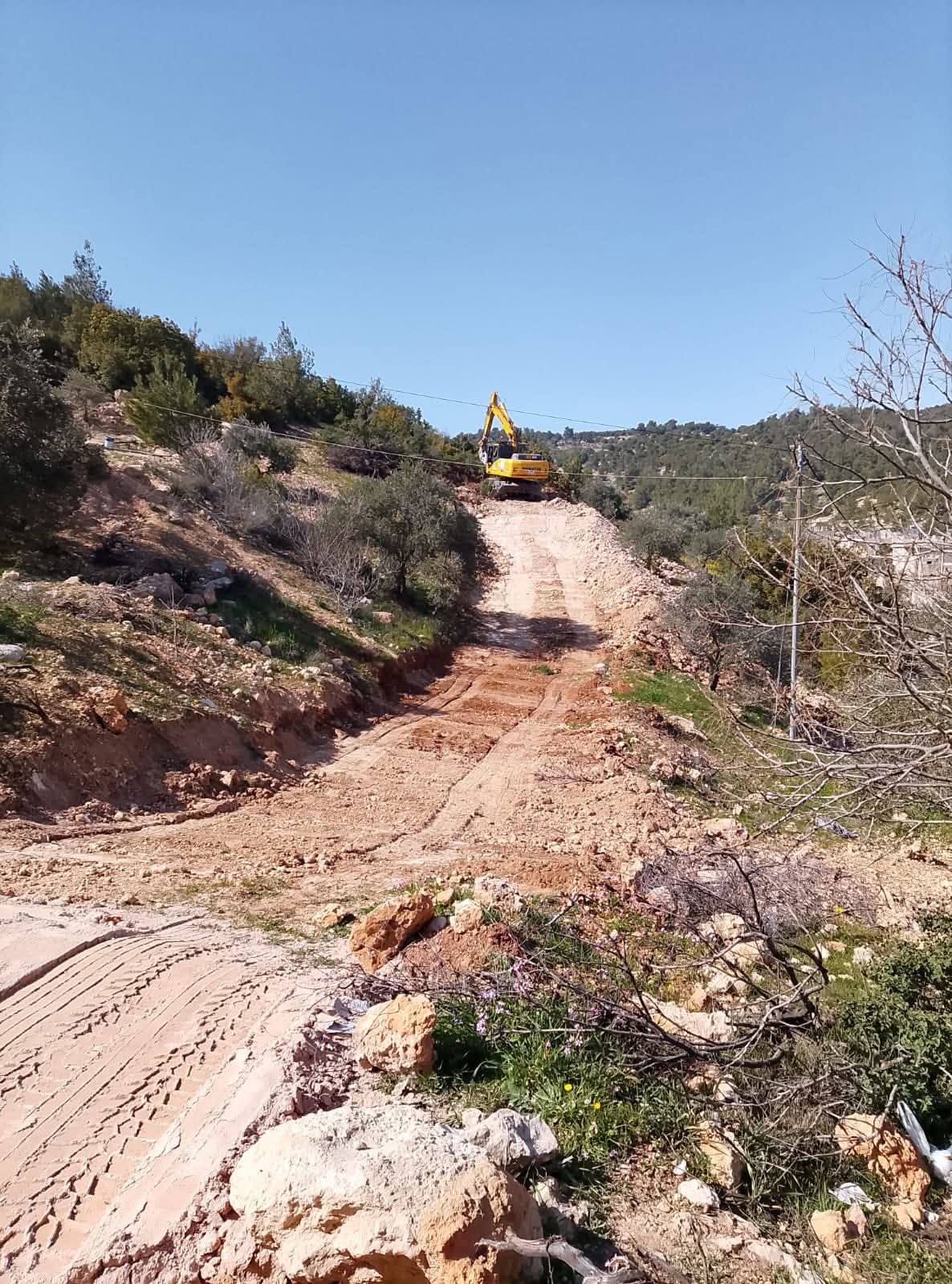 فتح وتوسيع طرق في مناطق ساكب والحسينيات وطريق المكرمة الملكية