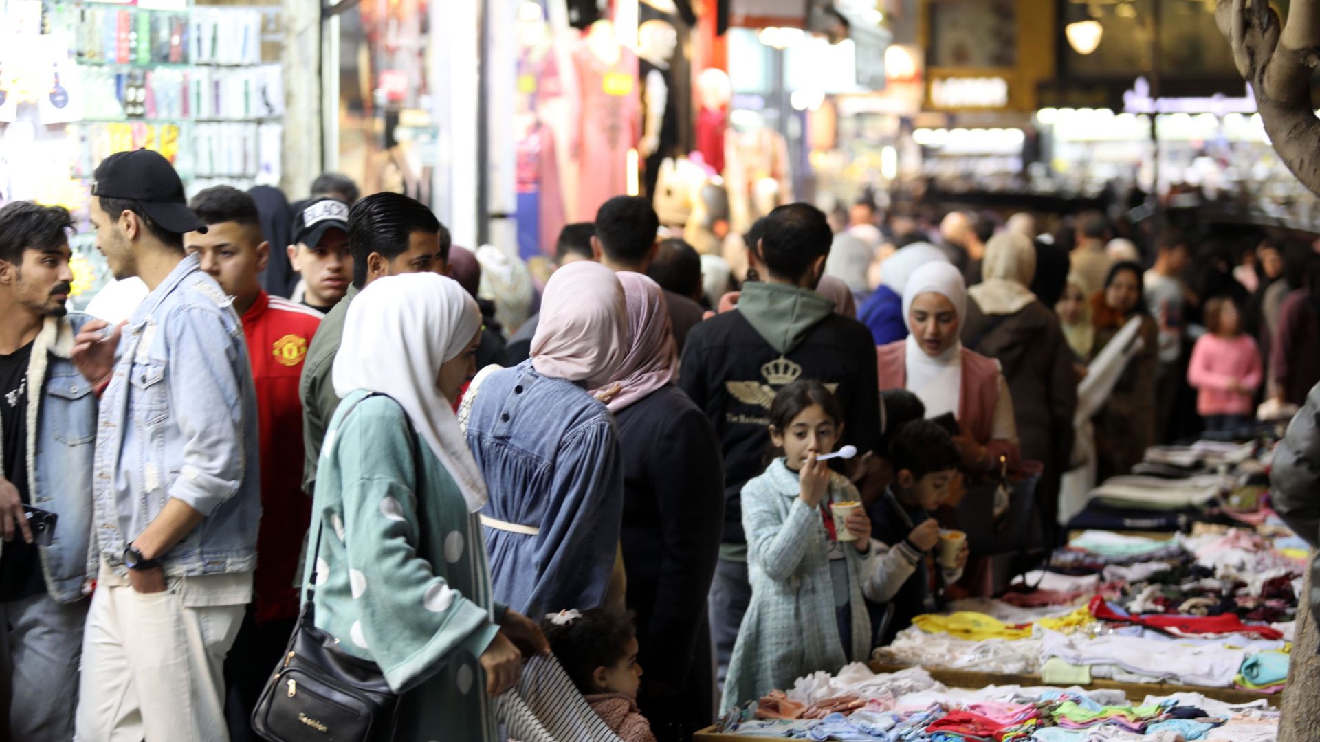 حركة تسوق نشطة لشراء الألبسة وسط أسعار اعتيادية حركة تسوق نشطة لشراء الألبسة وسط أسعار اعتيادية