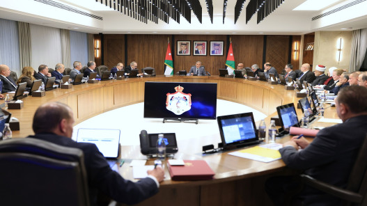 رئيس الوزراء: اللجوءُ لوضعِ سقوف سعريّة للسلع الأساسيّة؛ فهناكَ ارتفاعات غير مبرّرةٍ في الأسعارِ وتتجاوزُ التكاليفَ الحقيقيّةَ للمنتجِ وبنسبٍ عالية