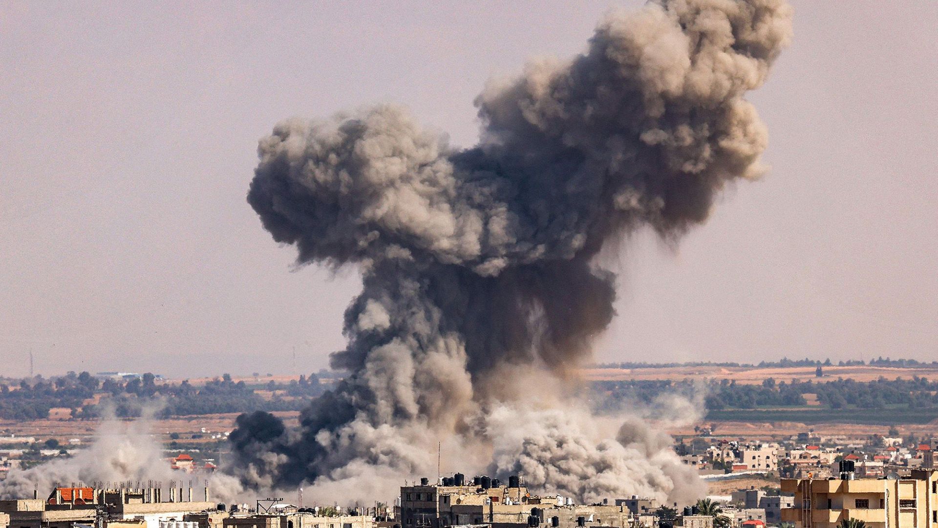 استشهاد ثلاثة فلسطينيين جراء القصف الإسرائيلي شرق غزة استشهاد ثلاثة فلسطينيين جراء القصف الإسرائيلي شرق غزة