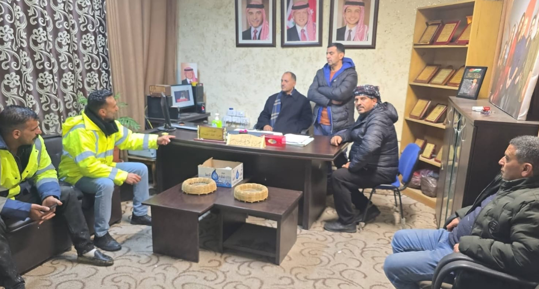 بلدية الطفيلة الكبرى تتعامل مع إغلاقات طرق بسبب تراكم الطمم والحجارة