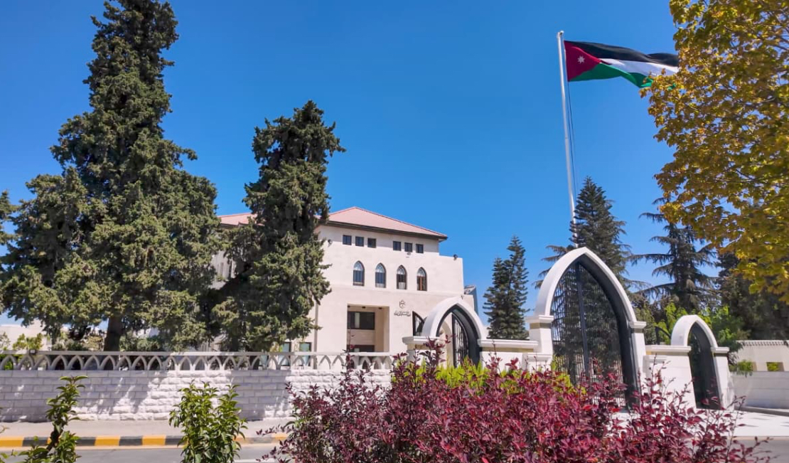 رئيس الوزراء يصدر بلاغاً لترشيد الاستهلاك وضبط الإنفاق في جميع المؤسَّسات الحكوميَّة والدَّوائر الرسميَّة والهيئات العامَّة