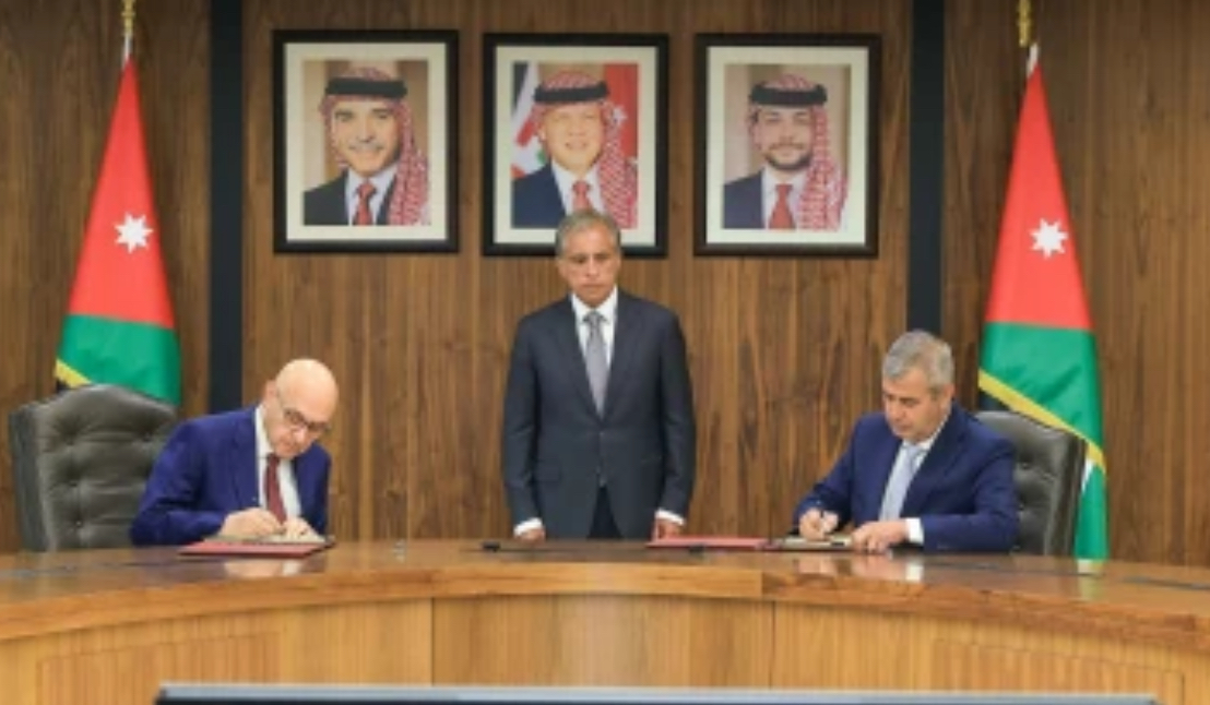 رئيس الوزراء يشهد توقيع أوَّل اتفاقيَّة استثمار لإنتاج الأمونيا الخضراء في الأردن
