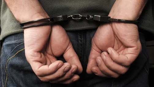 القبض على شخص اعتدى جنسيا على 3 أحداث داخل منزله