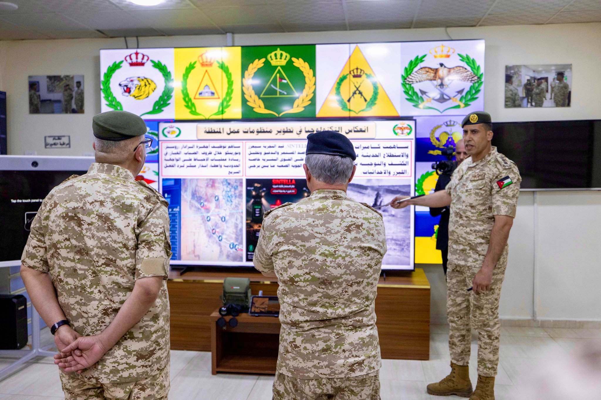 الملك يشيد بجهود مرتبات المنطقة العسكرية الشرقية في حماية الحدود