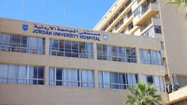 مستشفى الجامعة الأردنية يستقبل طفلين من قطاع غزة