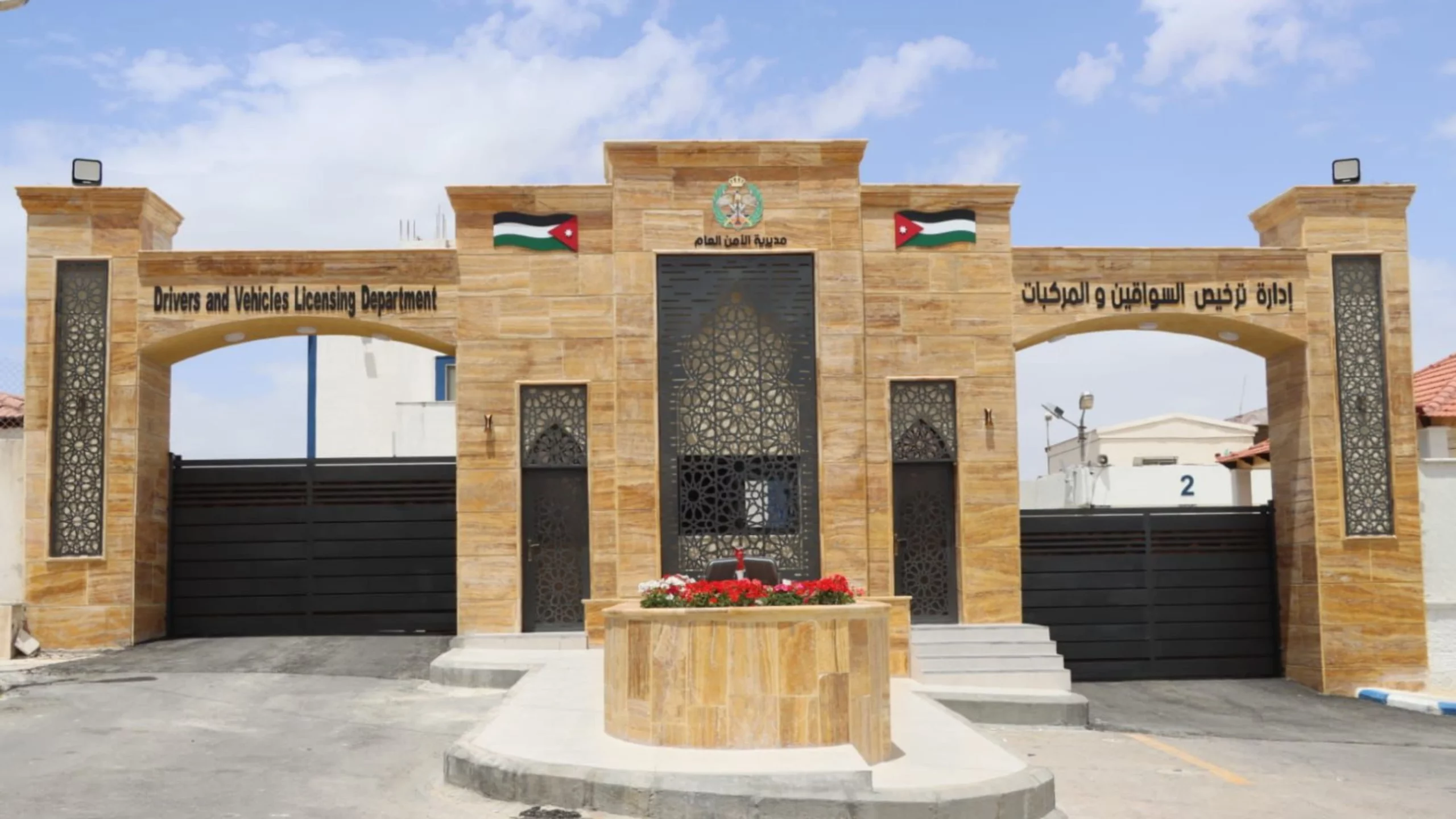 إدارة الترخيص: لا تغيير على رسوم ترخيص وتسجيل سيارات الركوب الكهربائية