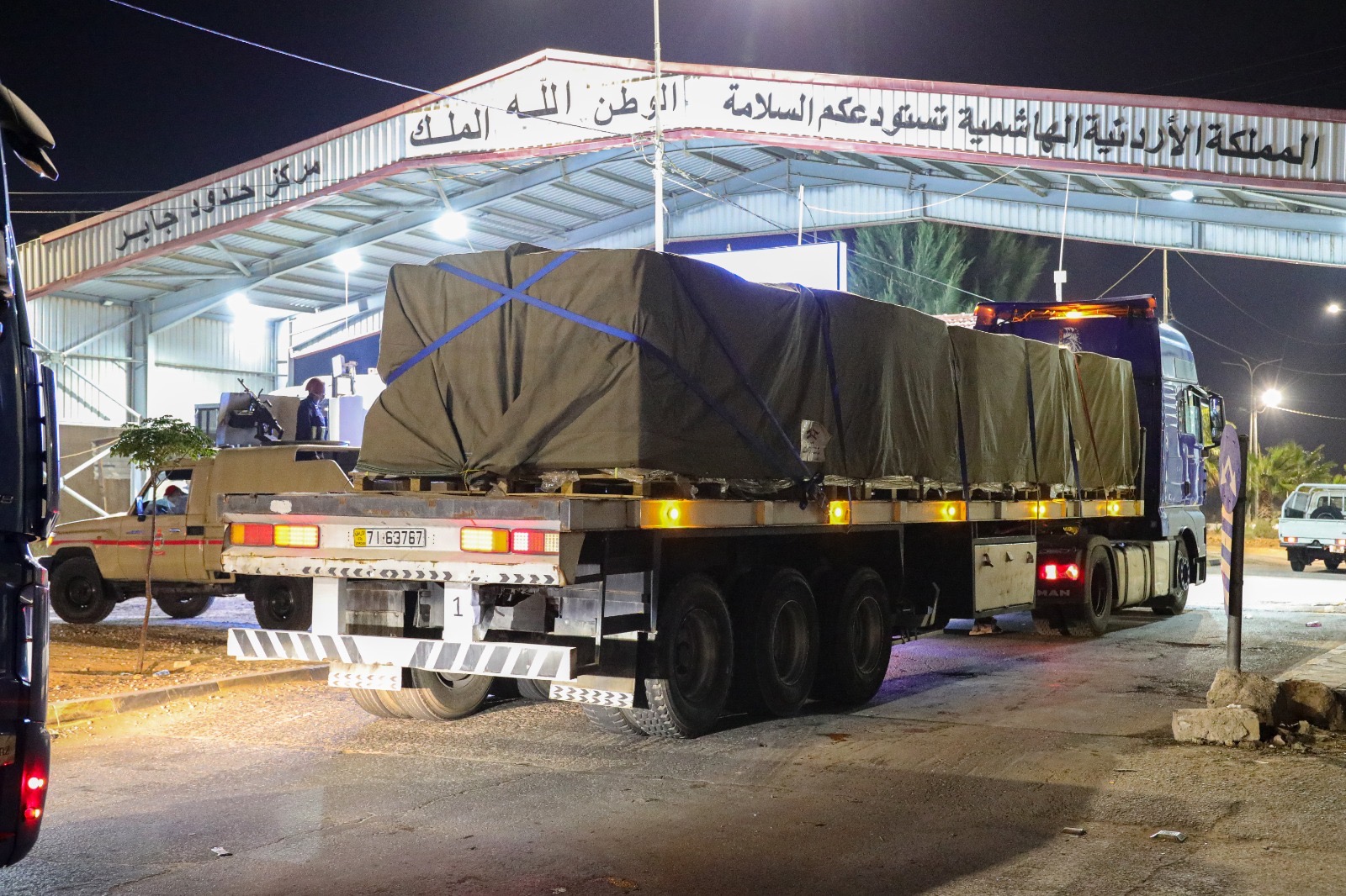 الأردن يسيّر قافلة جديدة إلى لبنان محمّلة بـ20 شاحنة من المواد الغذائية