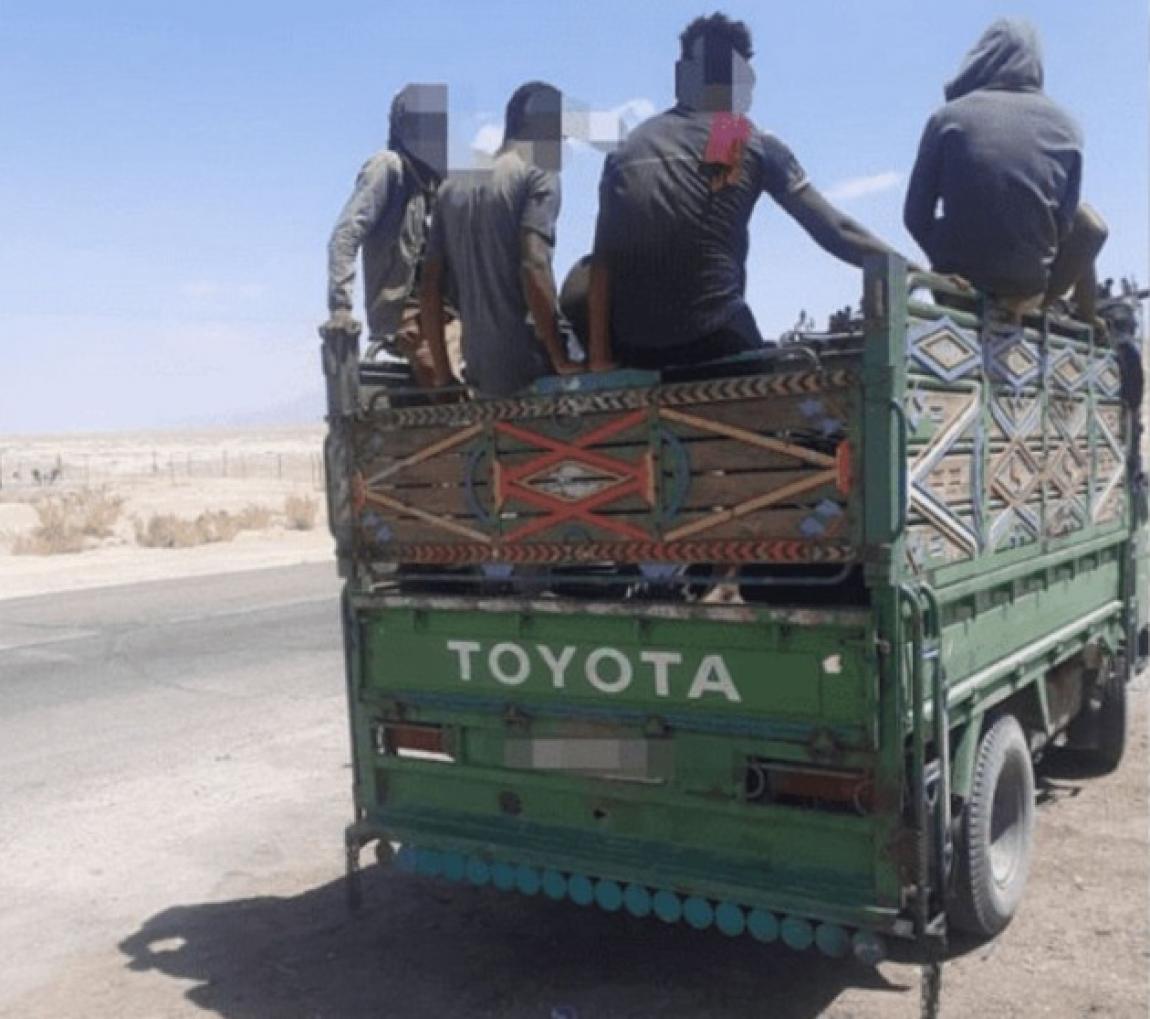 ضبط مركبة تقل 14 راكبا في صندوقها على طريق المطار