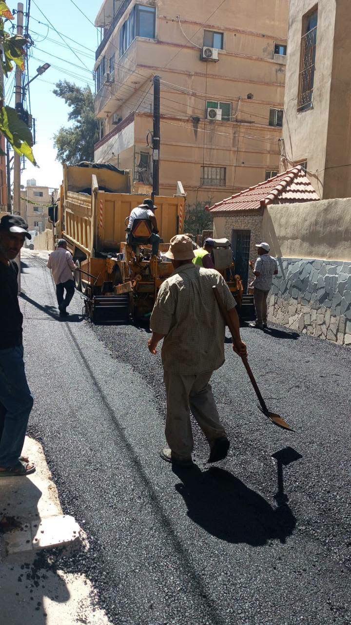 بلدية الزرقاء الكبرى تواصل خطة تعبيد وتأهيل الطرق في مختلف أحياء المدينة.