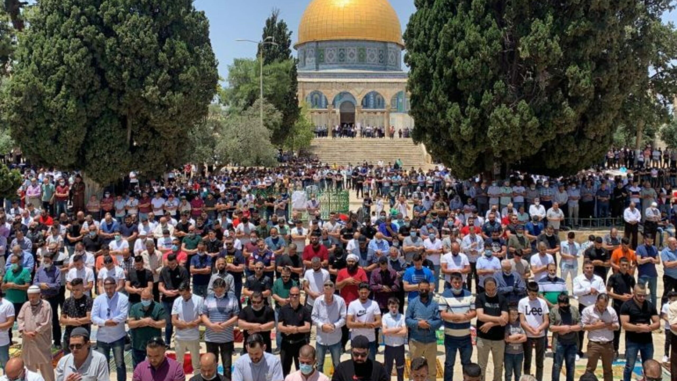 عشرات الآلاف يؤدون صلاة الجمعة في المسجد الأقصى​ 