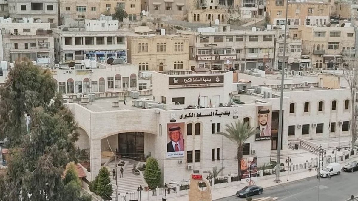 بلدية السلط تدعو المواطنين لإزالة مركباتهم بعدد من الشوارع لتنفيذ أعمال دهان وتخطيط
