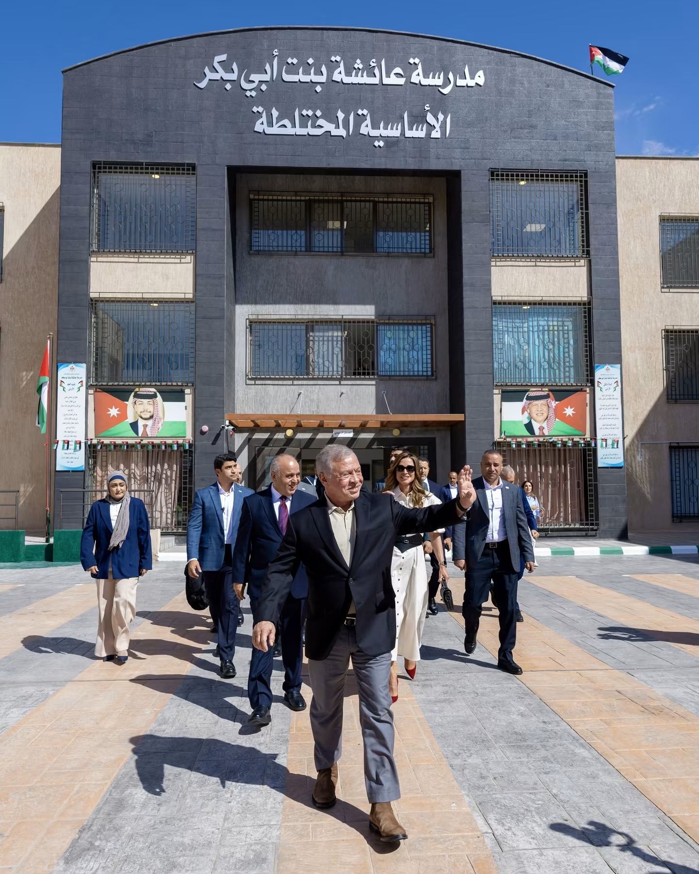الملك والملكة يزوران مدرسة في العقبة بمناسبة اليوم العالمي للمعلمين