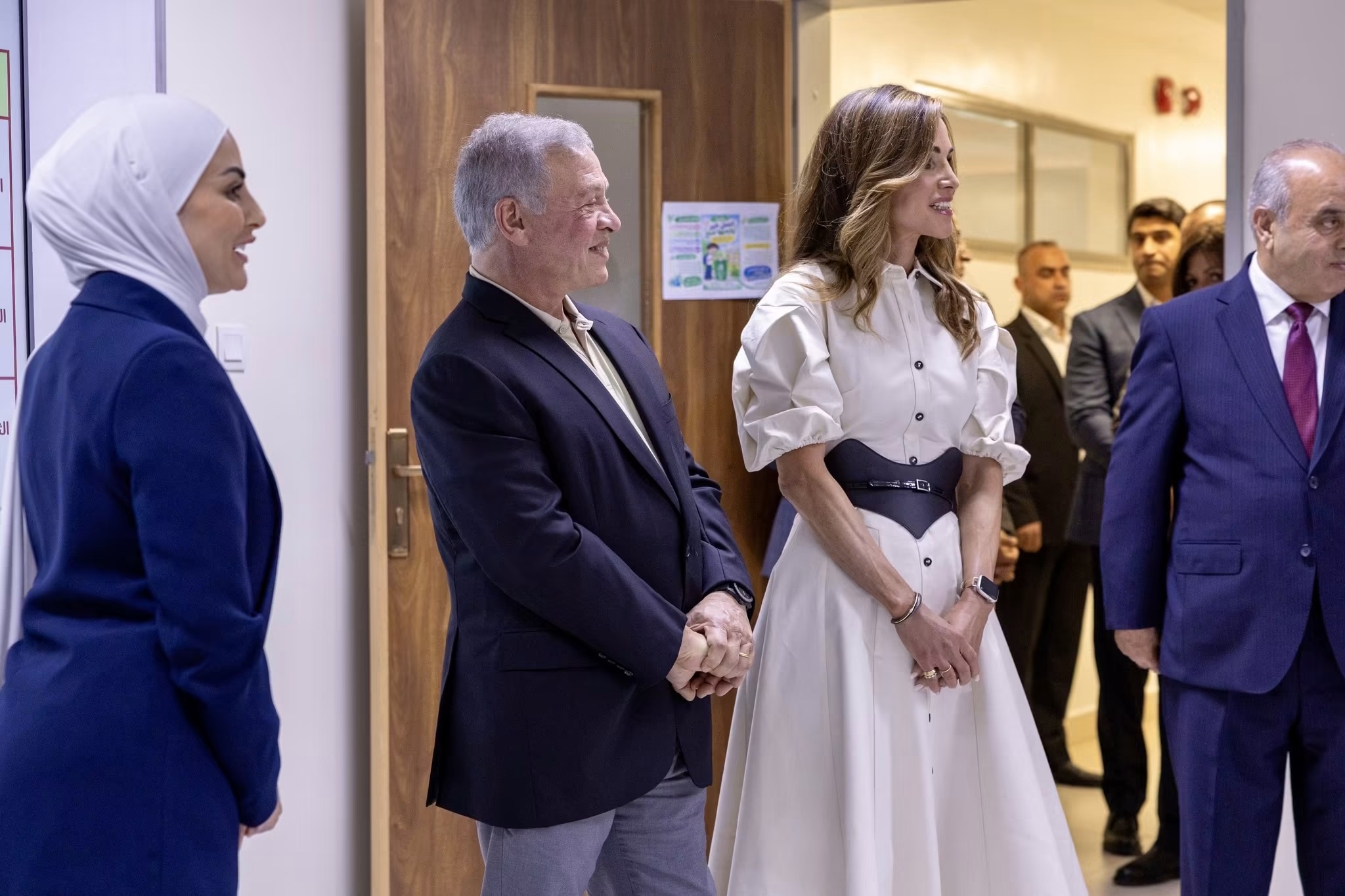 الملك والملكة يزوران مدرسة في العقبة بمناسبة اليوم العالمي للمعلمين
