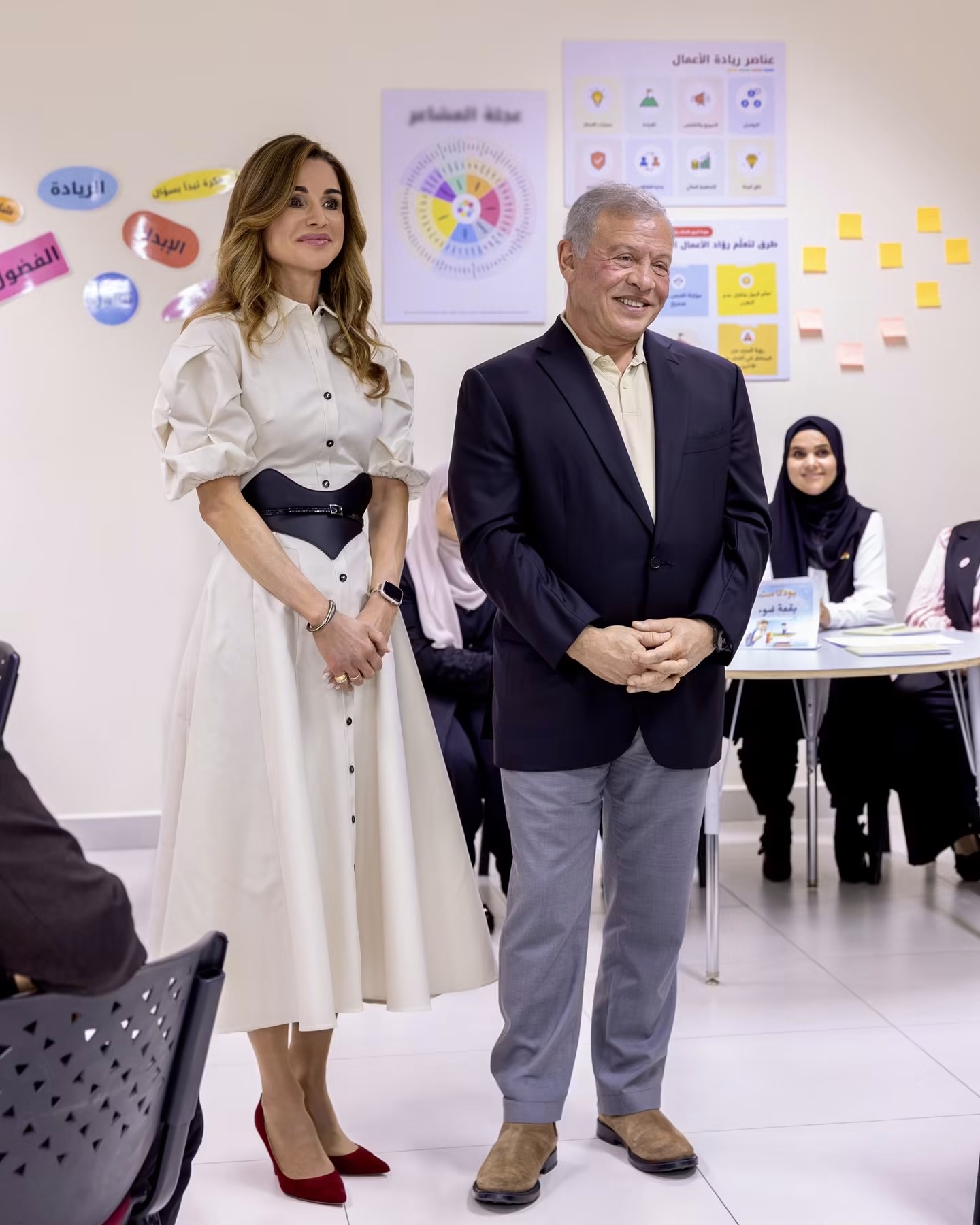 الملك والملكة يزوران مدرسة في العقبة بمناسبة اليوم العالمي للمعلمين