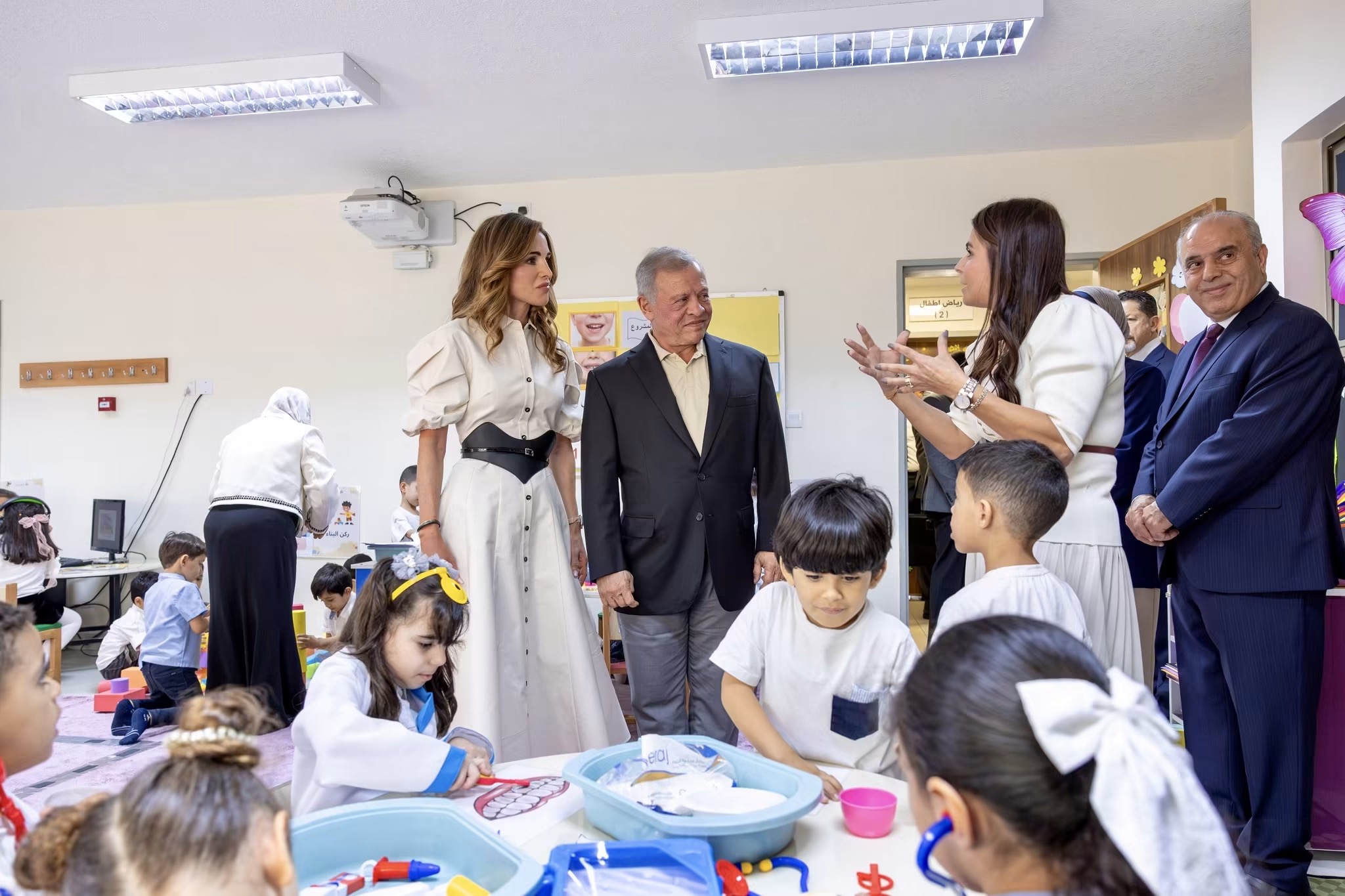 الملك والملكة يزوران مدرسة في العقبة بمناسبة اليوم العالمي للمعلمين