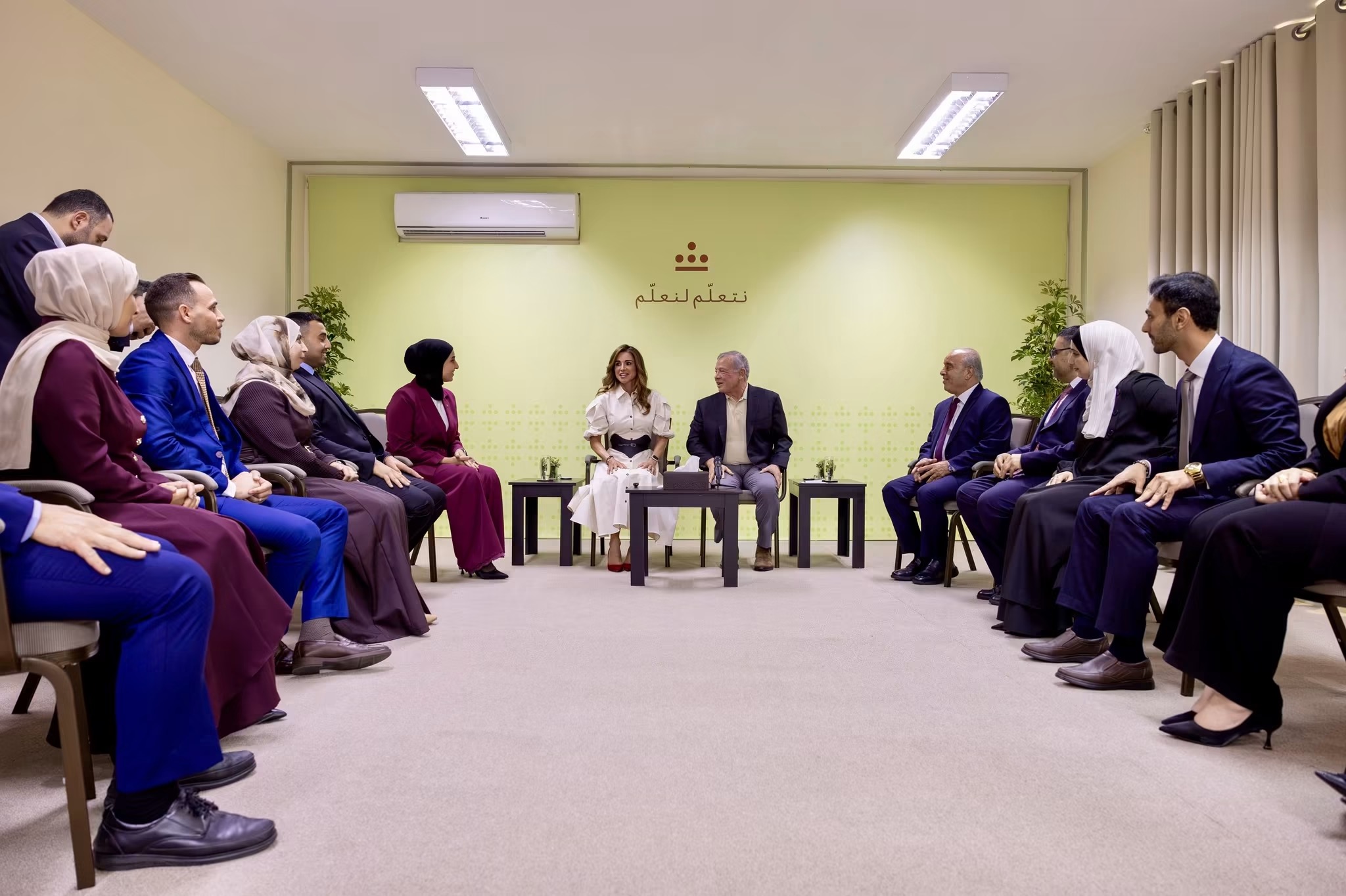 الملك والملكة يزوران مدرسة في العقبة بمناسبة اليوم العالمي للمعلمين الملك والملكة يزوران مدرسة في العقبة بمناسبة اليوم العالمي للمعلمين