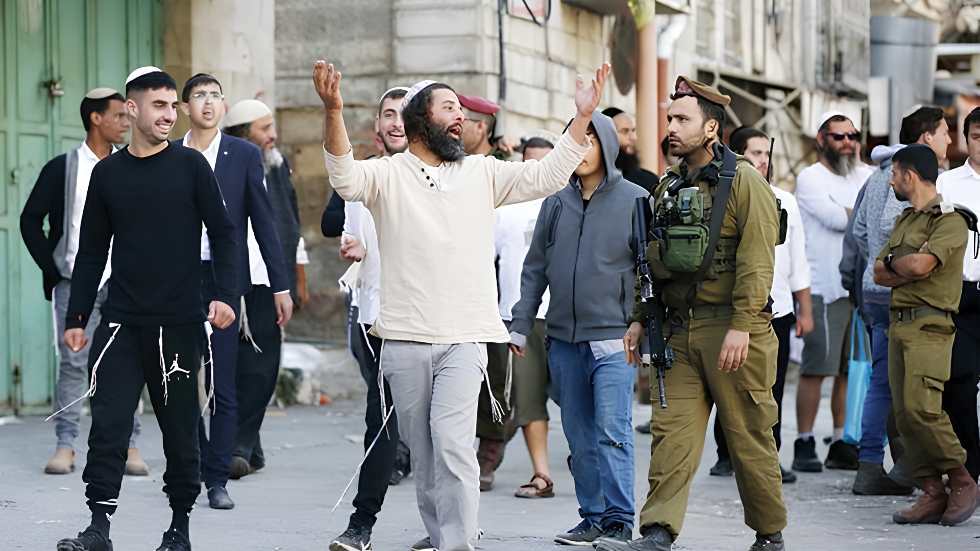 مستوطنون مسلحون يعتدون على الفلسطينيين في الضفة الغربية​ 