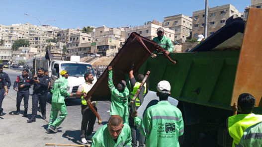 أمانة عمّان: حملة مكثفة لإزالة العوائق عن الأرصفة وتنظيم مواقف “الفاليه”